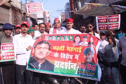 Samajwadi Party youth wing protests against rising fuel prices in Kanpur