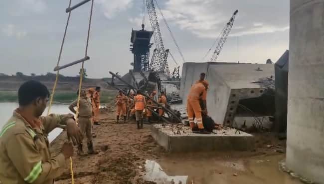Hamirpur Bridge Collapse Two laborers are seen amidst a storm in a one-minute 19-second video