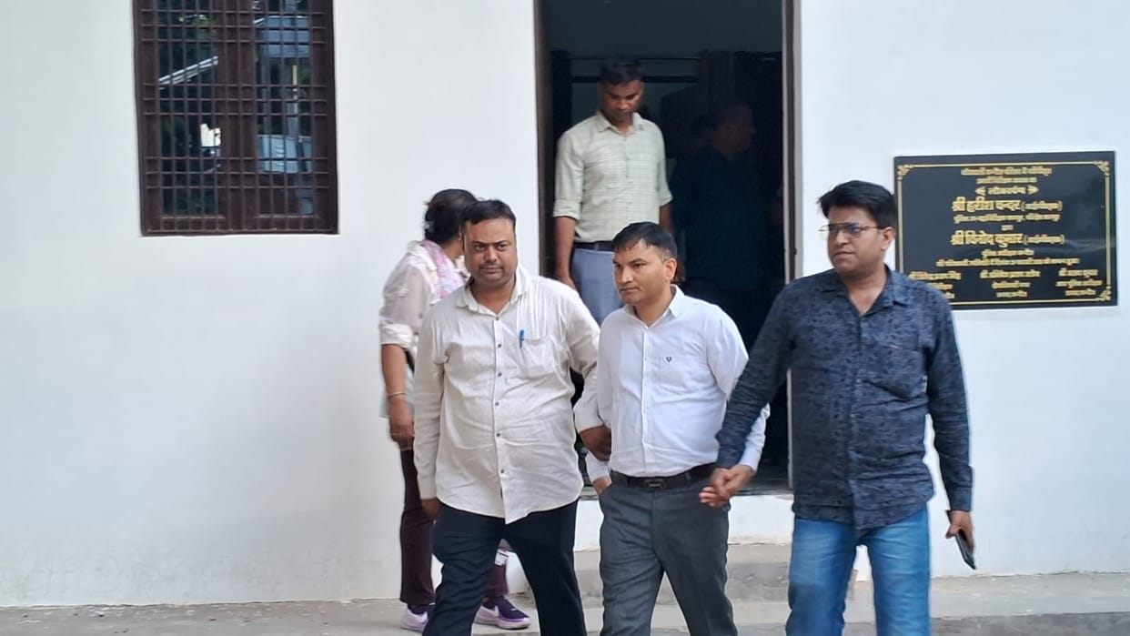 Sub-registrar caught taking Rs 60,000 bribe in Kannauj tehsil vigilance raid