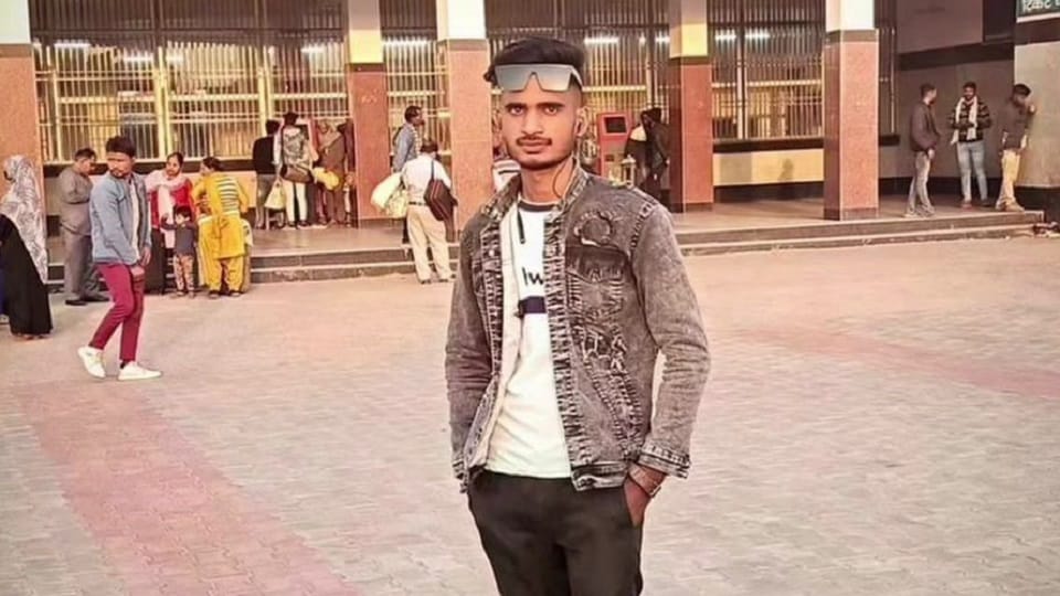 A young man returning from Govardhan Parikrama died in an accident