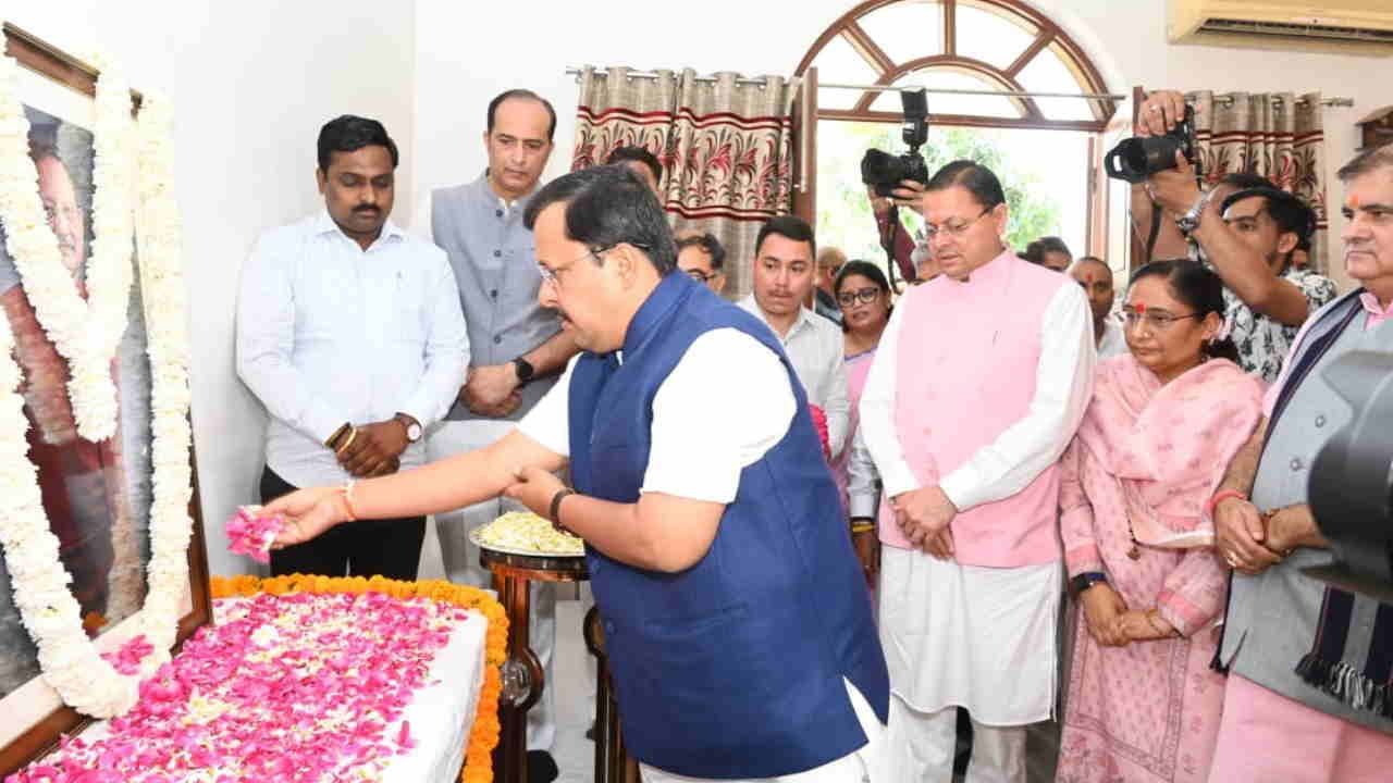 बीसी खंडूड़ी को श्रद्धांजलि देते भाजपा राष्ट्रीय अध्यक्ष नितिन नवीन