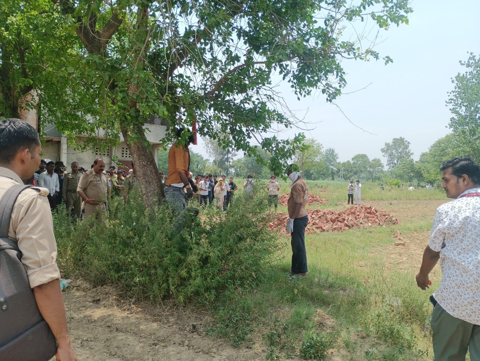 Bodies of couple found hanging from a tree in Bulandshahr