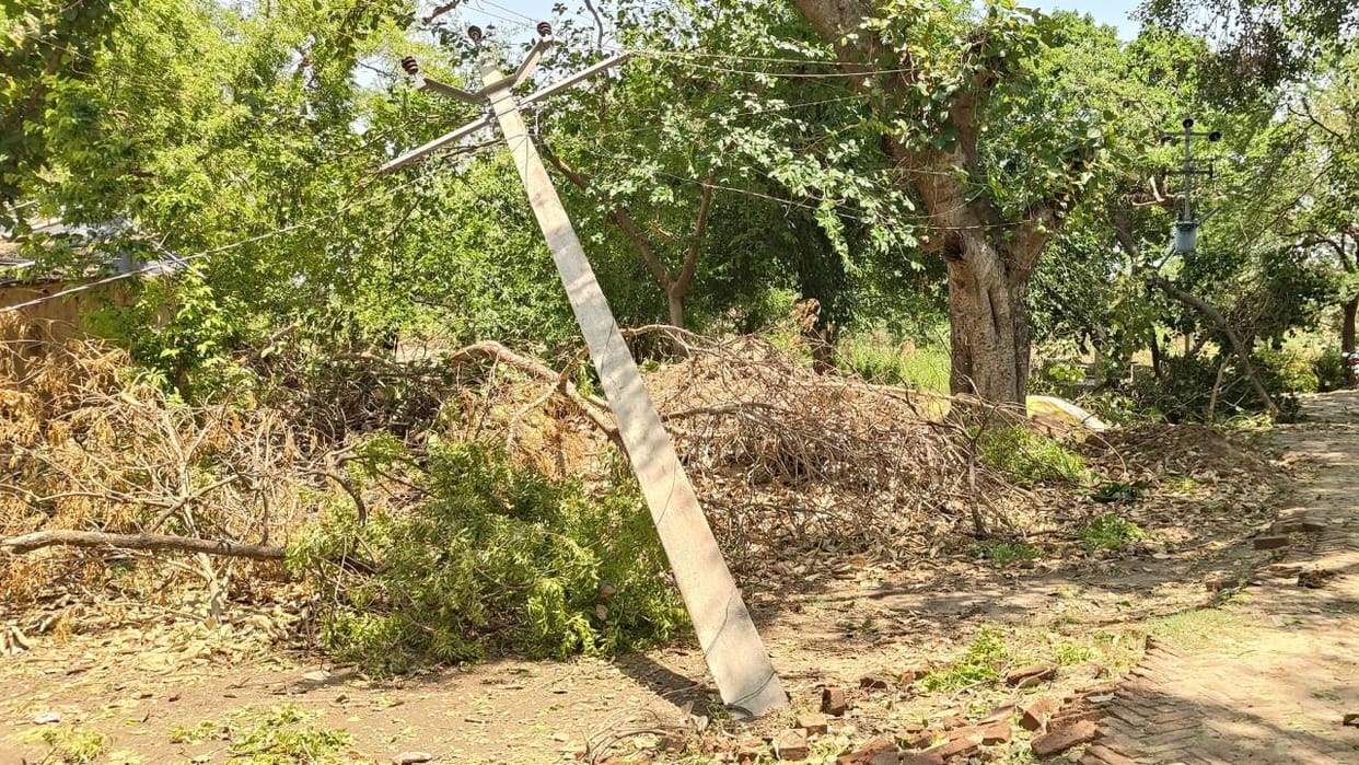 Raebareli: Storm and rain disrupt power supply in Raebareli, disrupting normal life