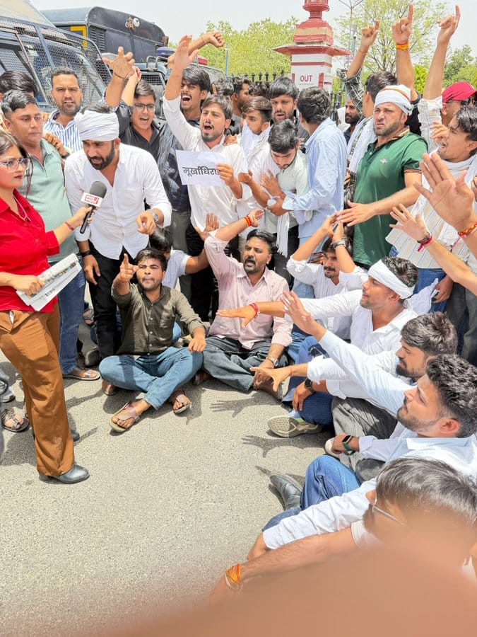 राजस्थान यूनिवर्सिटी के बाहर प्रदर्शन करते हुए आरएलपी कार्यकर्ता