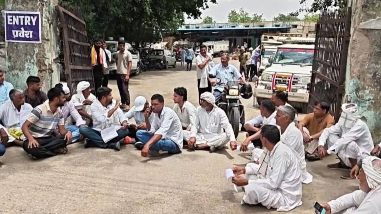 Kotputli-Behror: Farmers Protest at Bansur Mandi as Wheat Procurement Stops, Warn of Bigger Agitation