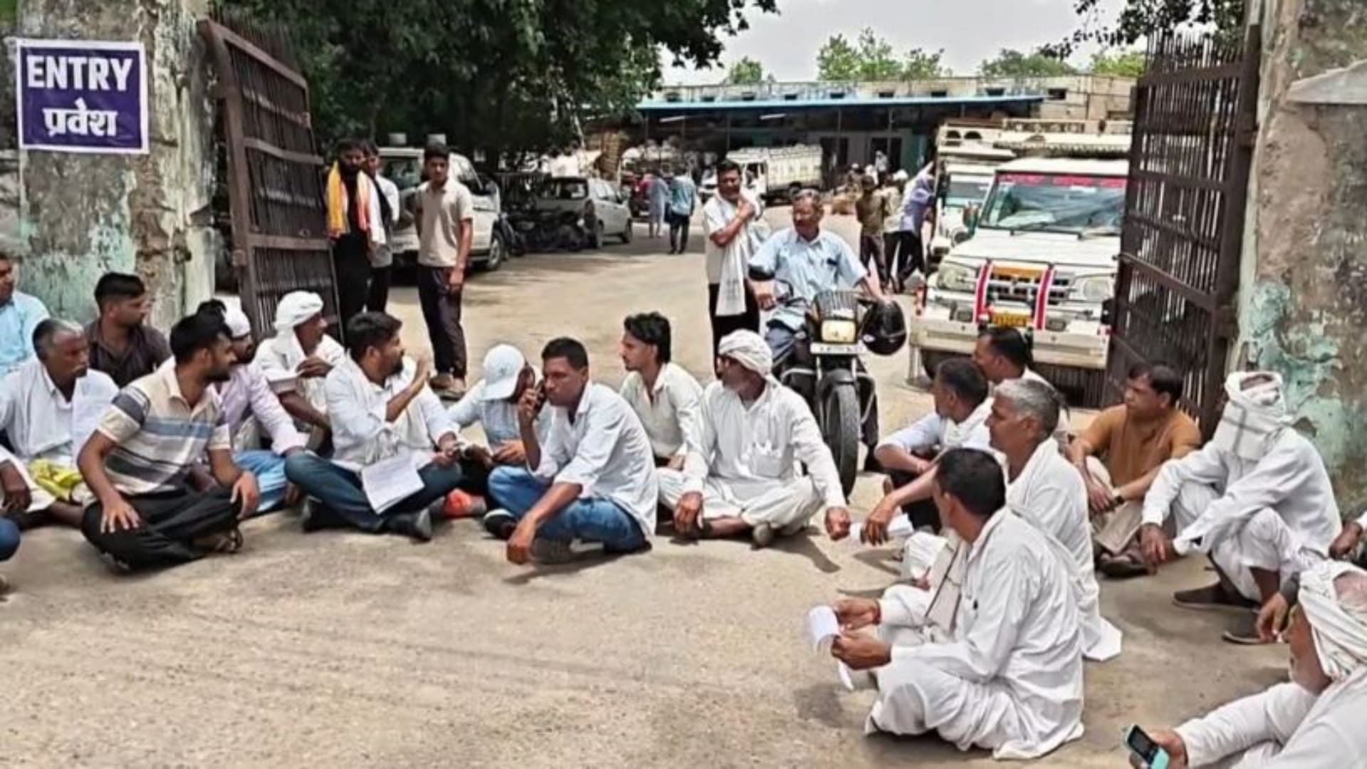 बानसूर मंडी गेट पर किसानों का धरना