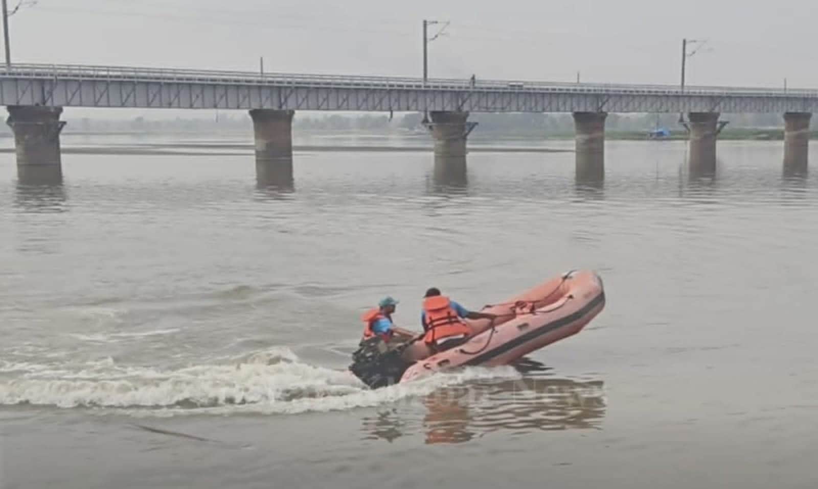 रेस्क्यू अभियान चलाती टीम