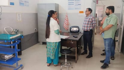 CMO Makes Surprise Visit to CHC in Ambedkar Nagar Deducts Salary of Absent Doctor and Seeks Explanation