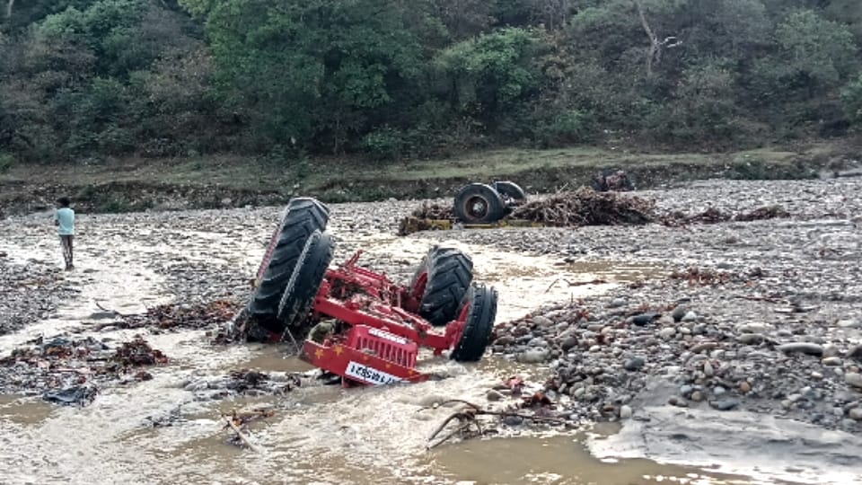 Unseasonal Flash Flood Wreaks Havoc in Shakambhari, Vehicles Swept Away, Woman Dies