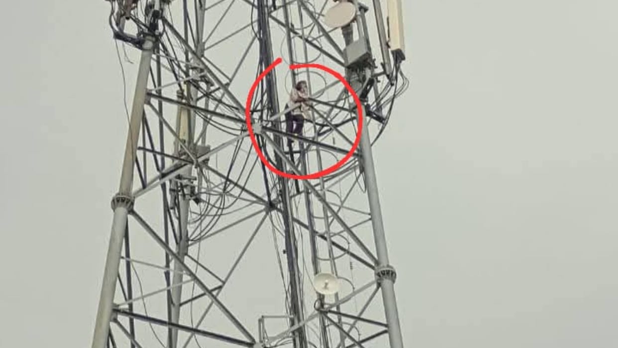 young woman climbed a mobile tower demanding love marriage Goriyakothi
