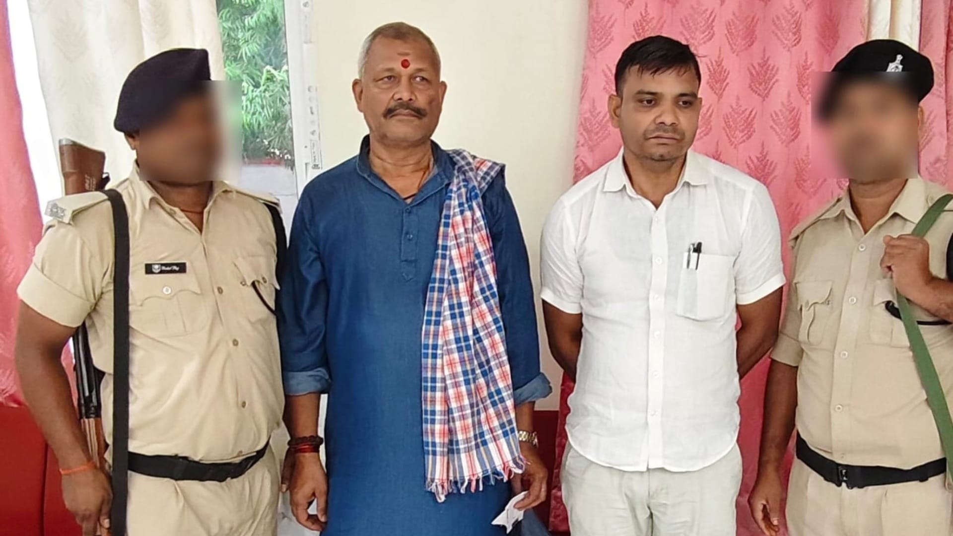 निगरानी टीम की गिरफ्त में हेड क्लर्क और एजेंट