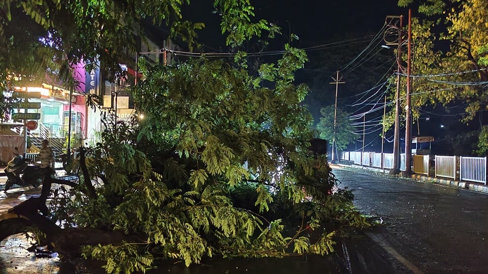Storm and Rain Knock Out Power in Moradabad; City Plunged into Darkness, Bringing Relief from Scorching Heat