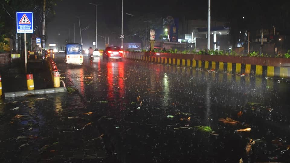 Storm and Rain Knock Out Power in Moradabad; City Plunged into Darkness, Bringing Relief from Scorching Heat