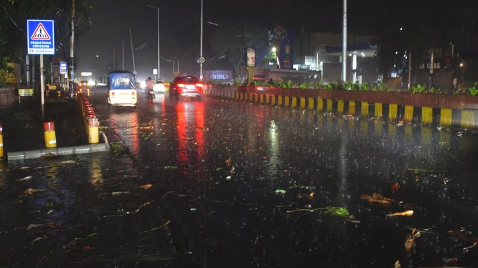 Storm and Rain Knock Out Power in Moradabad; City Plunged into Darkness, Bringing Relief from Scorching Heat