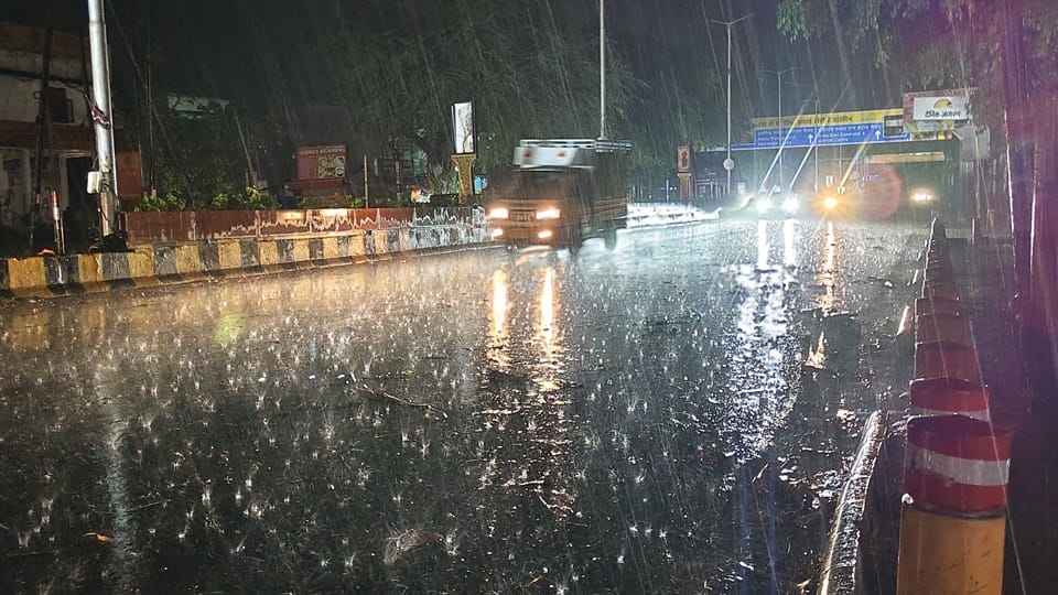 Storm and Rain Knock Out Power in Moradabad; City Plunged into Darkness, Bringing Relief from Scorching Heat