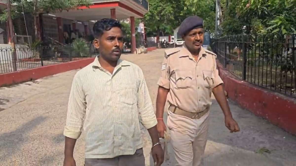 आरोपी को लेकर जाती पुलिस