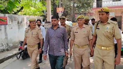 आरोपी को लेकर जाती पुलिस