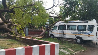 Uttar Pradesh: Rain and storms lash the entire state, with temperatures dropping in several districts; thunde