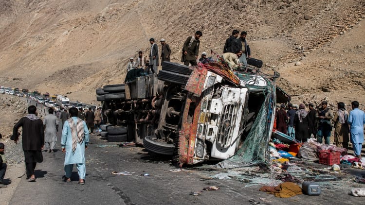 Afghanistan: पाकिस्तान से अफगानिस्तान लौट रहे शरणार्थियों का ट्रक पलटा, 18 लोगों की मौत
