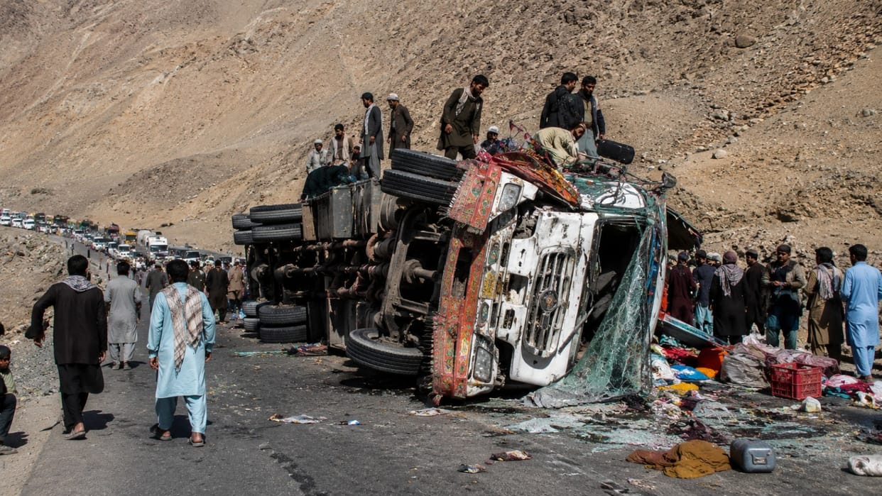Truck carrying refugees returning from Pakistan to Afghanistan overturns, killing 18