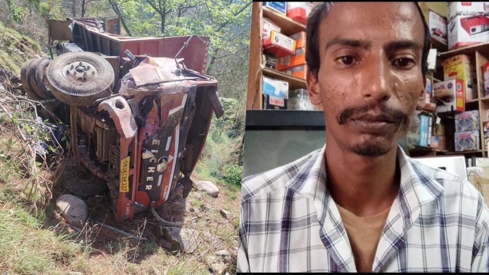 हरी खाई में गिरा डंपर, चालक की मौत