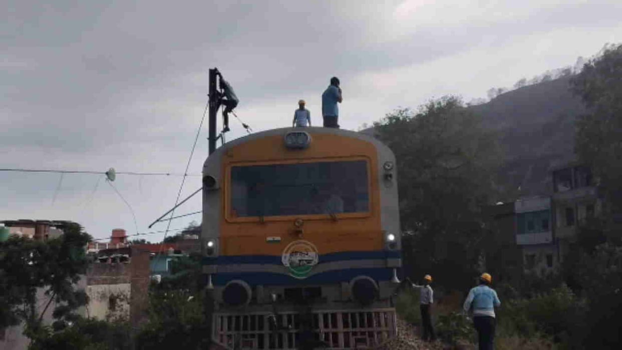 Haridwar Dehradun Rail Route Disrupted by Storm Massive Tree Falls on Tracks Uttarakhand news