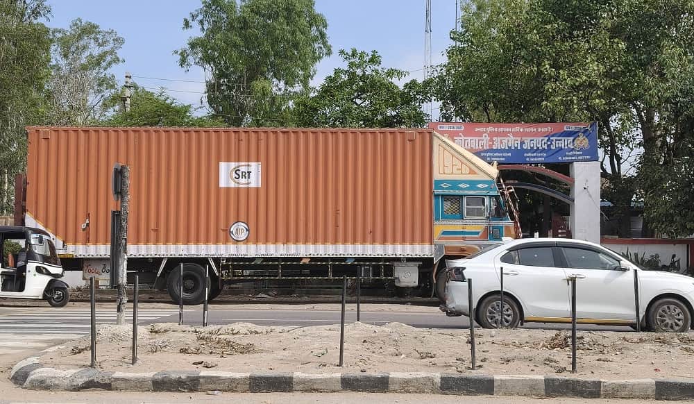 Unnao Crime Refrigerator Laden Container Robbery Case Solved One Criminal Arrested in Police Encounter