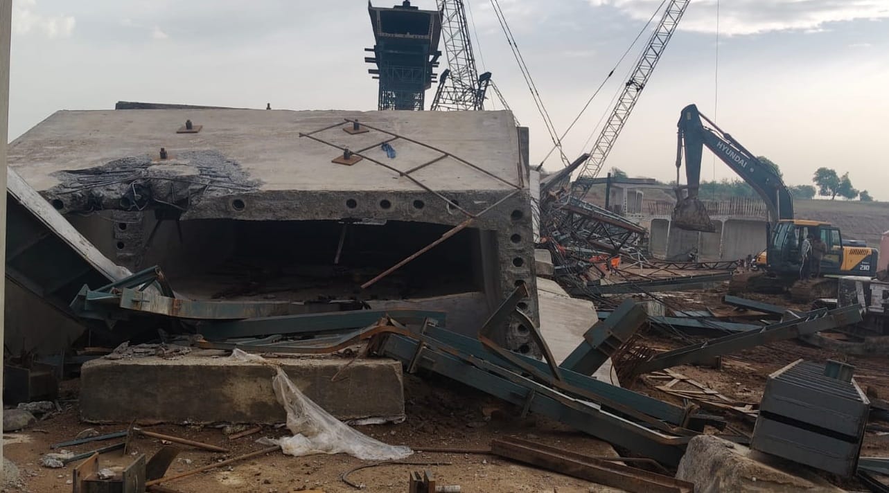 Hamirpur Bridge Tragedy Jump down certain death stay up face reaper Workers night spent stranded on pillar