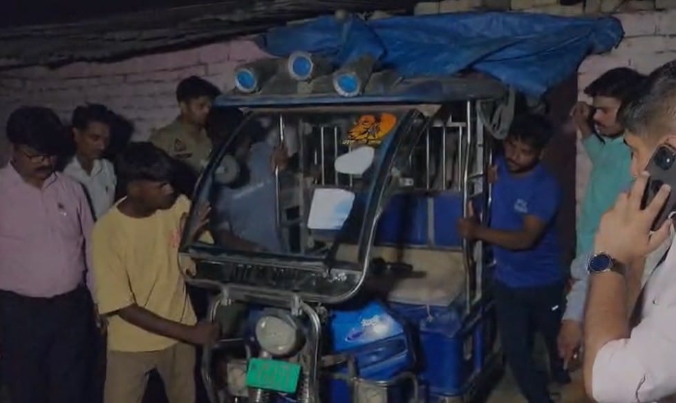Government wheat theft busted outside CWC warehouse in Hardoi