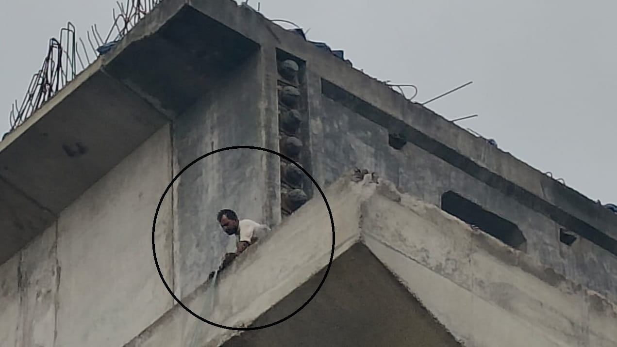 Hamirpur Bridge Tragedy Jump down certain death stay up face reaper Workers night spent stranded on pillar