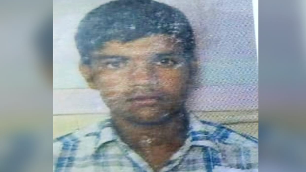 young man died while trying to get off a moving train at Bilpur railway station