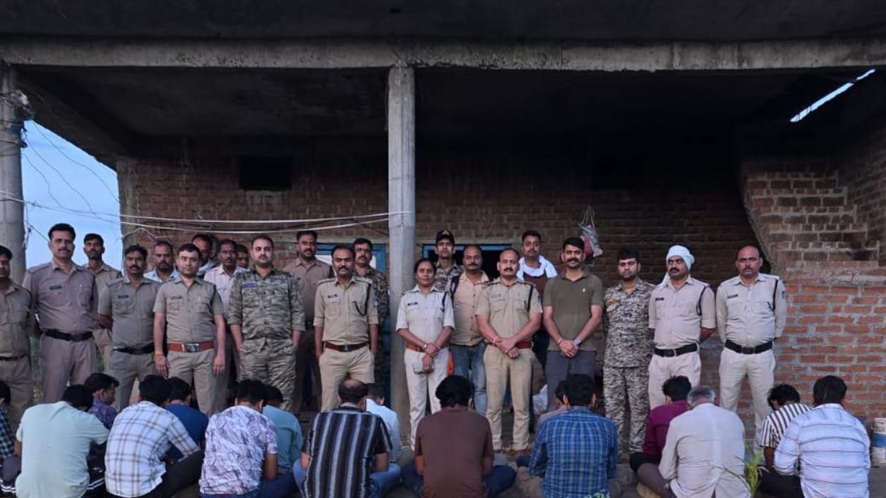 Datia: 17 people including two constables arrested from gambling den