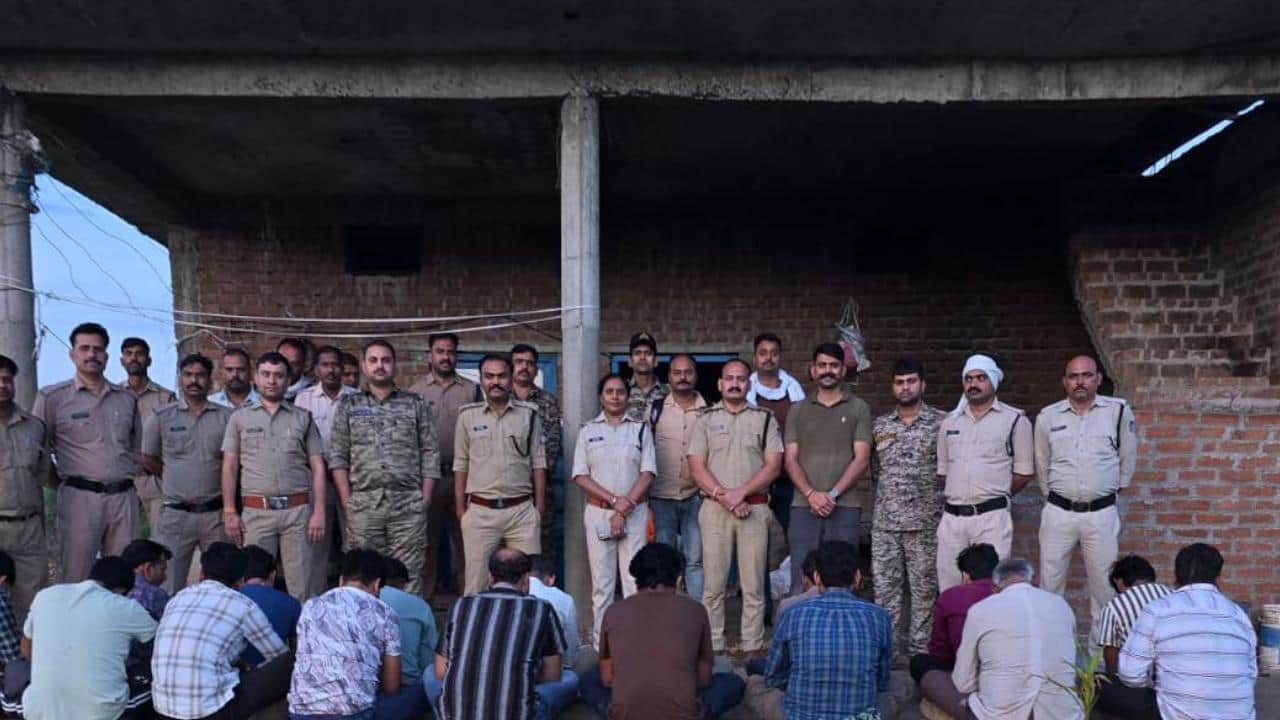 पुलिस गिरफ्त में जुआ के आरोपी।