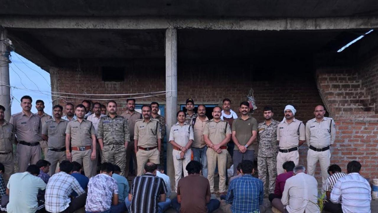 पुलिस गिरफ्त में जुआ के आरोपी।