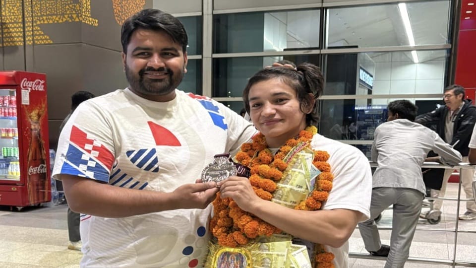 Meenakshi defeated Vinesh Phogat