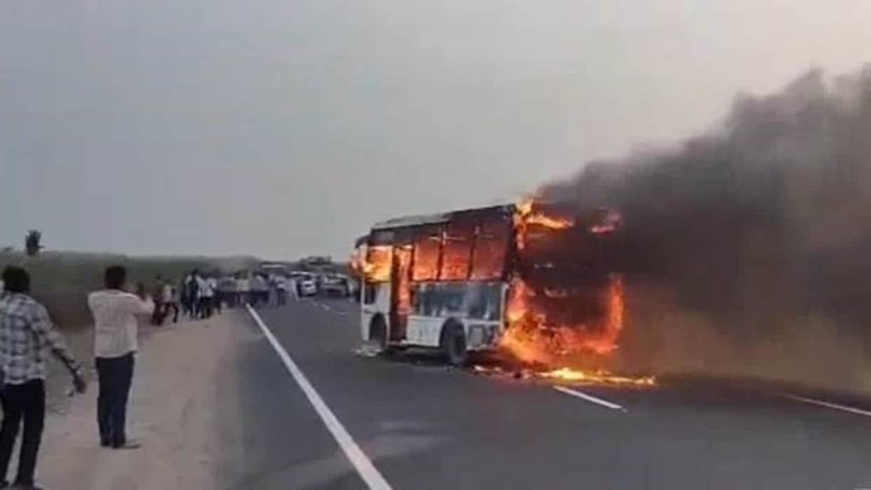 lotra: Bus Turns Into Fireball on Highway, Gutted Within Minutes; Passengers Escape Unhurt