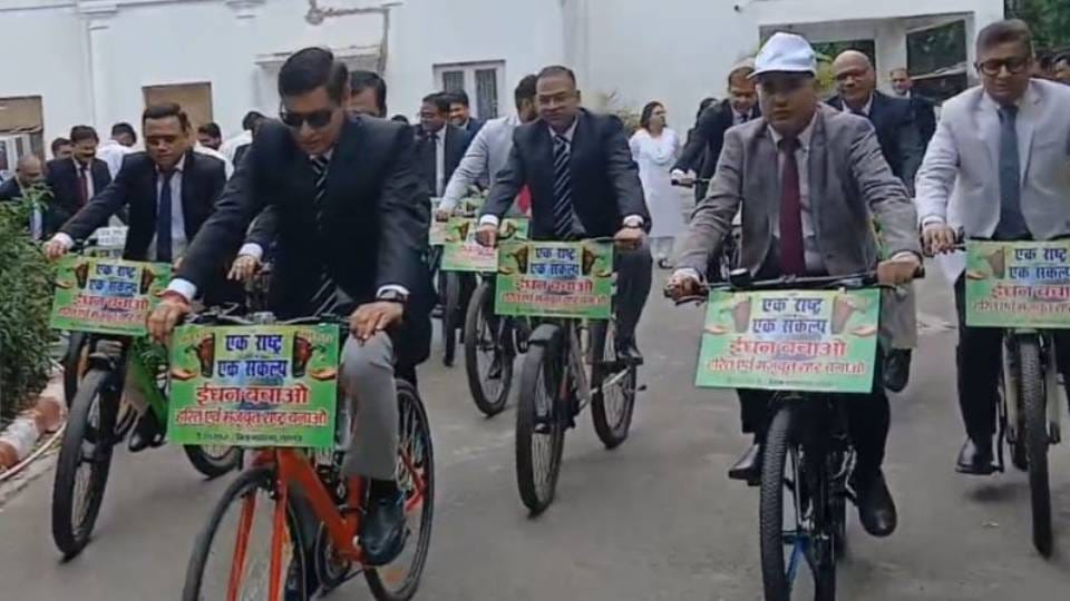 judicial officers including District Judge arrived at court by bicycle In Lucknow