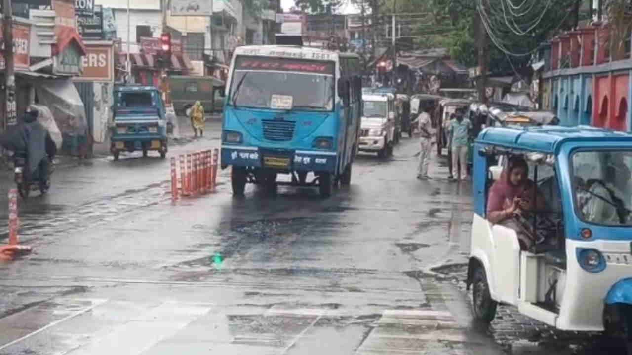 Heavy Rains in Dehradun Trees Uprooted Amidst Strong Winds Vehicles Narrowly Escape Damage Uttarakhand Weather