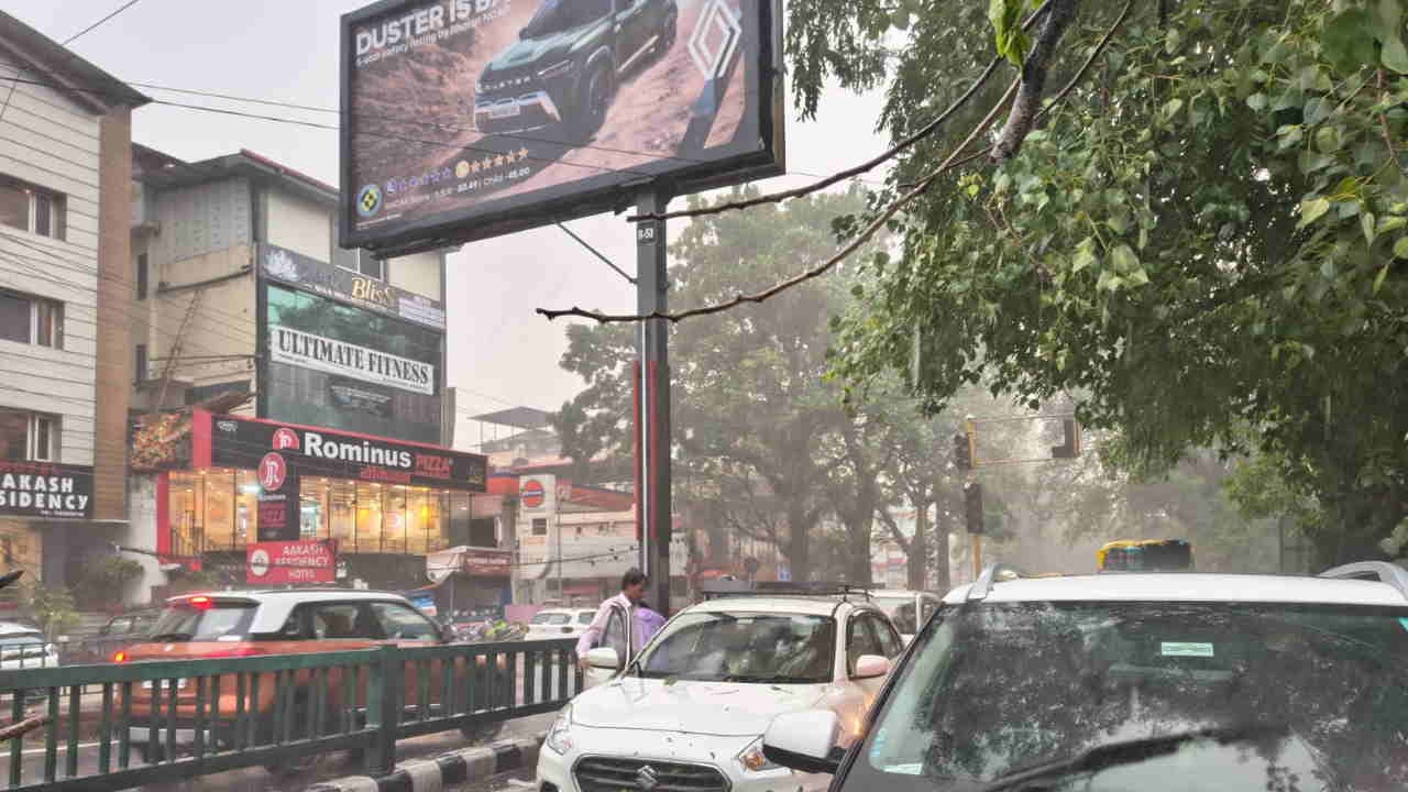 Heavy Rains in Dehradun Trees Uprooted Amidst Strong Winds Vehicles Narrowly Escape Damage Uttarakhand Weather