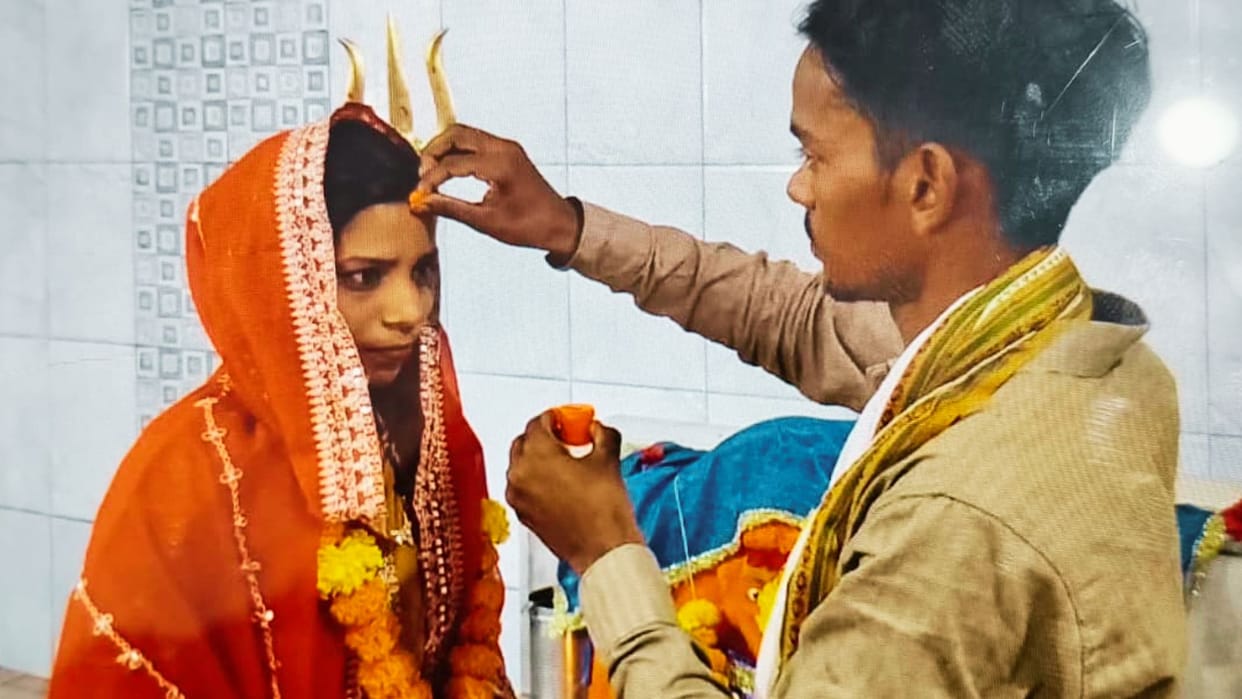 Hindu Youth Fills Muslim Woman Hair Partition with Vermilion Couple Had Eloped 15 Days Ago in varanasi