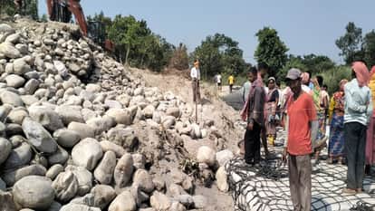 मौके पर मौजूद ग्रामीण।