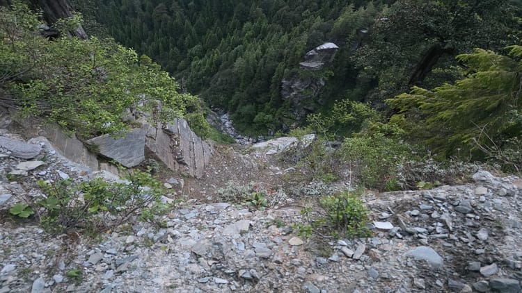 Himachal Pradesh: चंबा में बड़ा हादसा, 500 मीटर गहरी खाई में गिरी कार, दो बच्चों समेत आठ पर्यटकों की मौत