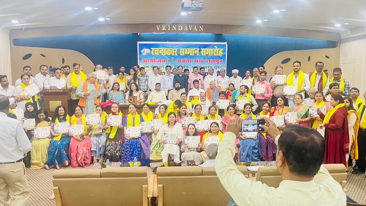 Vakta Manch honors 151 creators with 'Shabd Shikhar Samman' in Raipur cg