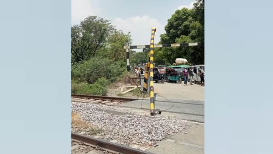डंपर की टक्कर से टूटा रेलवे फाटक व ओएचई लाइन