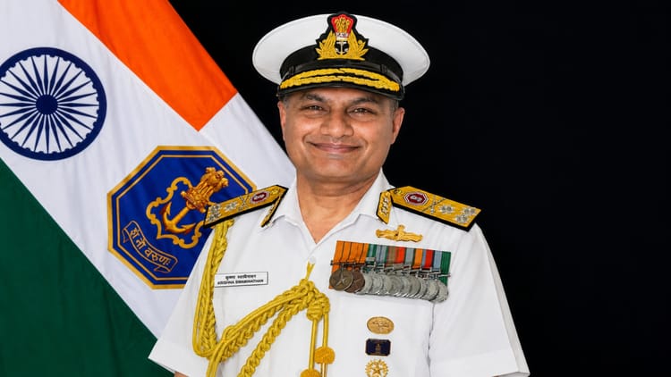 New Navy Chief: एडमिरल कृष्णा स्वामीनाथन ने संभाला नौसेना प्रमुख का पदभार, युद्धक क्षमता बढ़ाने पर रहेगा जोर