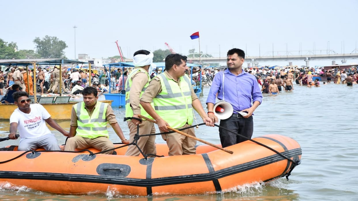 devotees took a holy dip of faith in the Ganga in Budaun