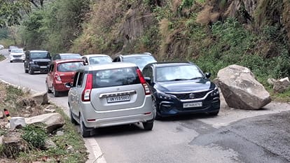 Kotdwar Accident on Pauri NH stones fall on Minister Satpal Maharaj car From Mountain  has a narrow escape