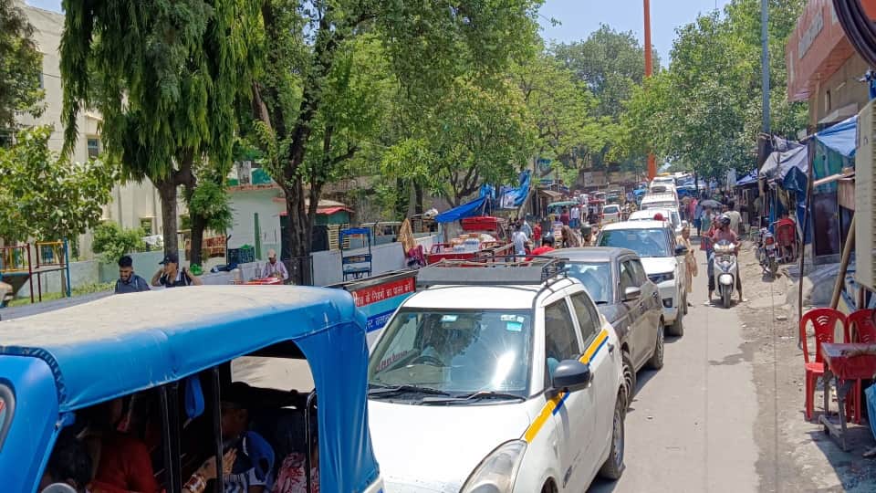 Haridwar: Weekend and Purnima Bath Lead to Massive Traffic Jams Even Walking Becomes Difficult