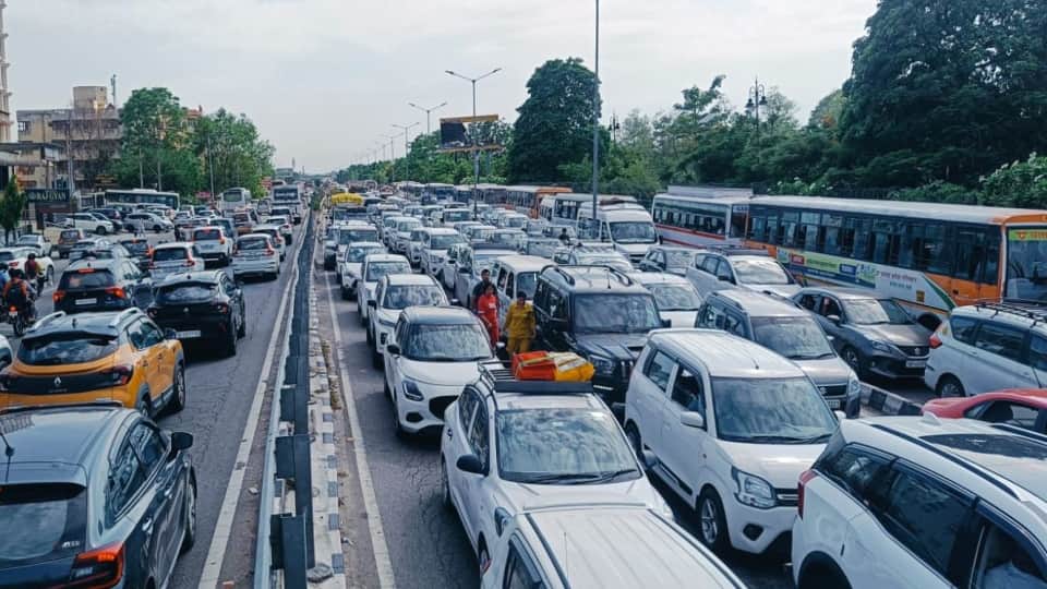 Haridwar: Weekend and Purnima Bath Lead to Massive Traffic Jams Even Walking Becomes Difficult