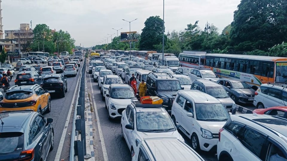 Haridwar: Weekend and Purnima Bath Lead to Massive Traffic Jams Even Walking Becomes Difficult